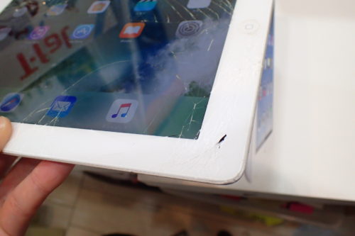 アップルのiPad4、MD526J/A の割れたガラス